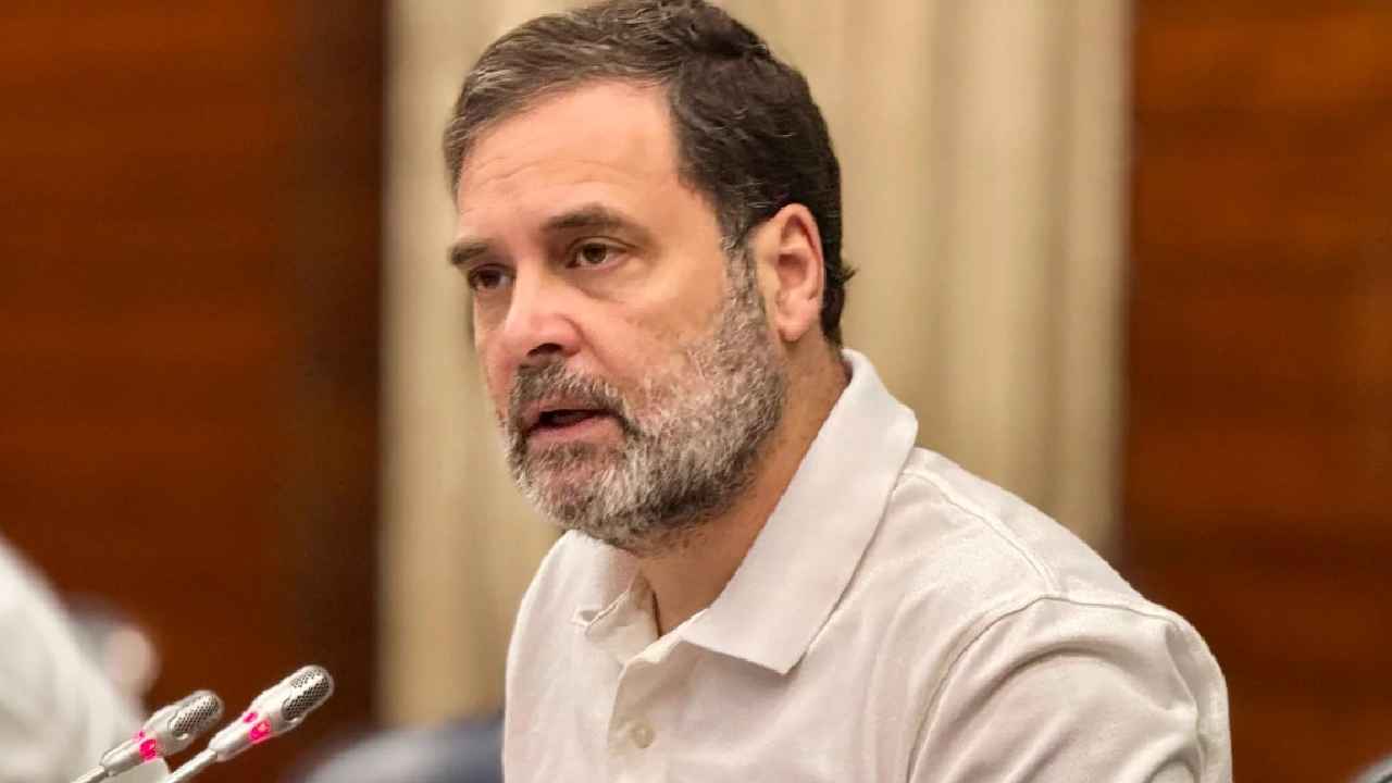 నకిలీ ఓట్లు ఉన్నాయంటూ రాహుల్ గాంధీ తీవ్ర ఆరోపణలు.. సంతకంతో డిక్లరేషన్ ఇవ్వాలంటూ ఈసీ లేఖ.. మళ్లీ స్పందించిన రాహుల్ నకిలీ ఓట్లు ఉన్నాయంటూ రాహుల్ గాంధీ తీవ్ర ఆరోపణలు.. సంతకంతో డిక్లరేషన్ ఇవ్వాలంటూ ఈసీ లేఖ.. మళ్లీ స్పందించిన రాహుల్