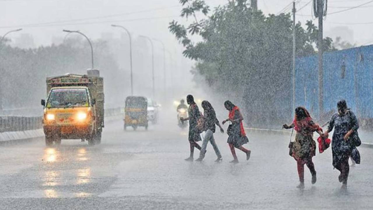 Telangana Rains: తెలంగాణకు వర్ష సూచన.. 4 రోజులు వానలే వానలు.. ఆ జిల్లాలకు ఎల్లో అలర్ట్.. Telangana Rains: తెలంగాణకు వర్ష సూచన.. 4 రోజులు వానలే వానలు.. ఆ జిల్లాలకు ఎల్లో అలర్ట్..
