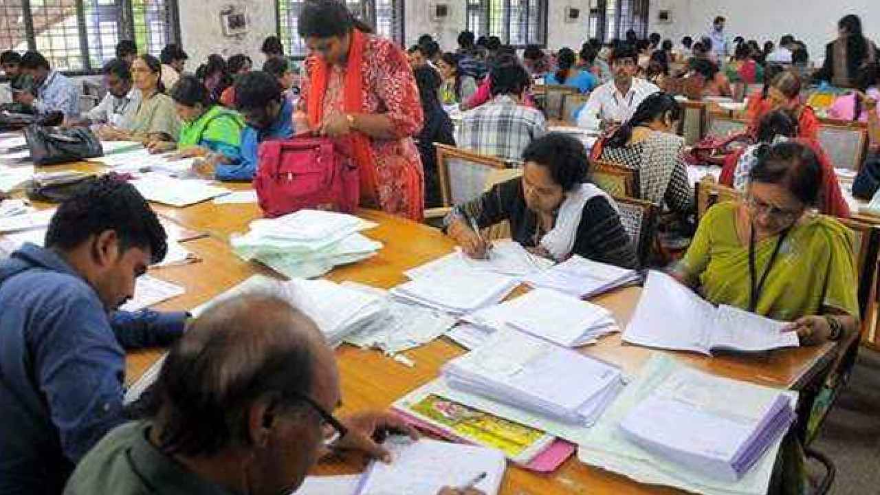 AP SCC Evaluation: పదో తరగతి జవాబుపత్రాల వాల్యూయేషన్లో తప్పులు.. ఏపీ విద్యాశాఖ కీలక నిర్ణయం AP SCC Evaluation: పదో తరగతి జవాబుపత్రాల వాల్యూయేషన్లో తప్పులు.. ఏపీ విద్యాశాఖ కీలక నిర్ణయం