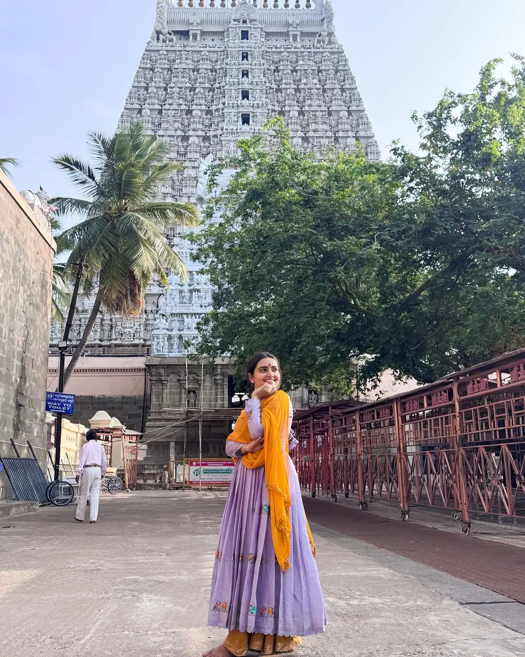 Soniya Singh visits Arunachalam with Boy Friend Pavan Sidhu