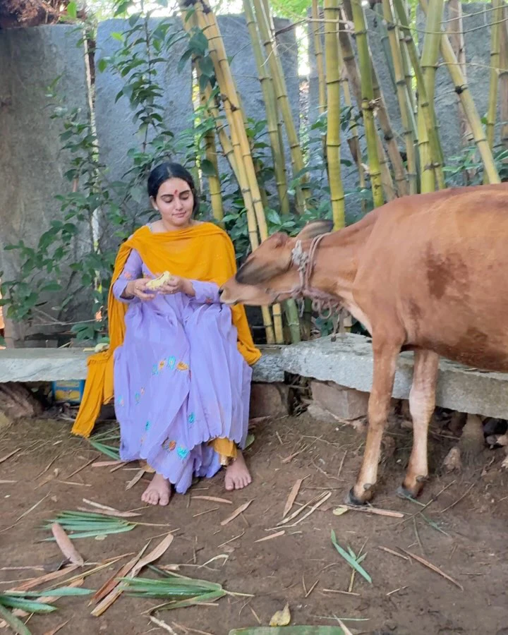 Soniya Singh visits Arunachalam with Boy Friend Pavan Sidhu