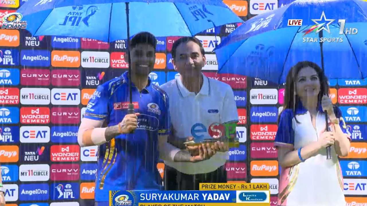 Suryakumar Yadav : అవార్డు అందుకునేందుకు గొడుగు పట్టుకుని వచ్చిన సూర్యకుమార్ యాదవ్.. భార్య అందమైన కథ చెప్పిందంట.. Suryakumar Yadav : అవార్డు అందుకునేందుకు గొడుగు పట్టుకుని వచ్చిన సూర్యకుమార్ యాదవ్.. భార్య అందమైన కథ చెప్పిందంట..