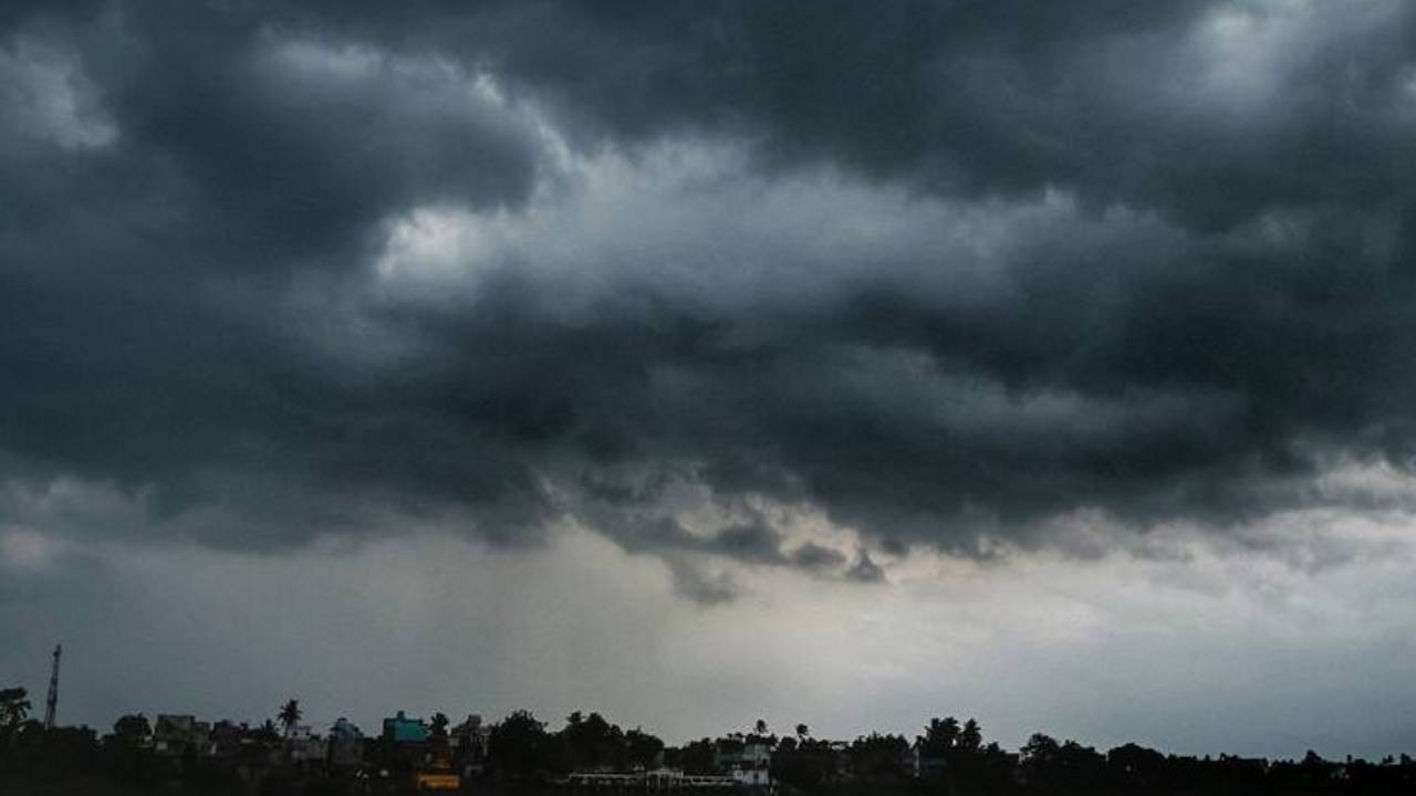 Hyderabad Rains: హైదరాబాద్లో దంచికొట్టిన వర్షం.. రాష్ట్రంలో ఆ జిల్లాల్లో మూడ్రోజులు వానలేవానలు.. వాతావరణ శాఖ కీలక సూచనలు Hyderabad Rains: హైదరాబాద్లో దంచికొట్టిన వర్షం.. రాష్ట్రంలో ఆ జిల్లాల్లో మూడ్రోజులు వానలేవానలు.. వాతావరణ శాఖ కీలక సూచనలు