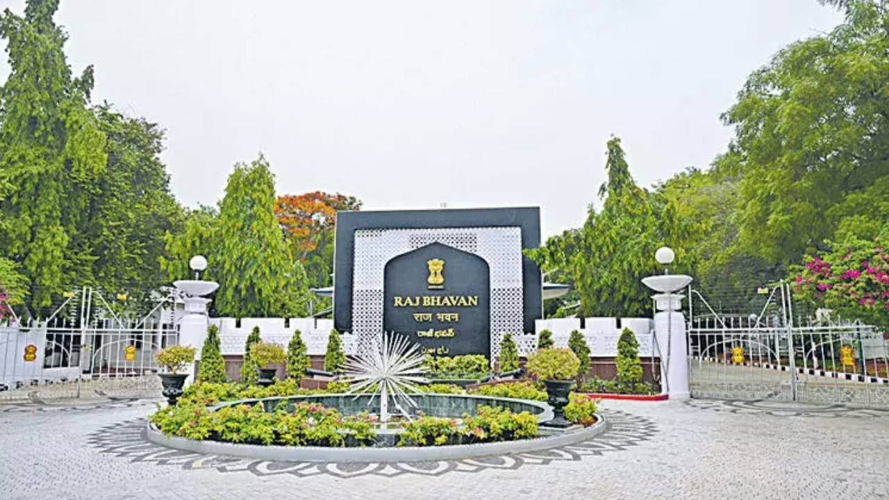 Raj Bhavan: తెలంగాణ రాజ్భవన్లో చోరీ.. తలకు హెల్మెట్ పెట్టుకొని వచ్చి చోరీకి పాల్పడిన నిందితుడు.. Raj Bhavan: తెలంగాణ రాజ్భవన్లో చోరీ.. తలకు హెల్మెట్ పెట్టుకొని వచ్చి చోరీకి పాల్పడిన నిందితుడు..