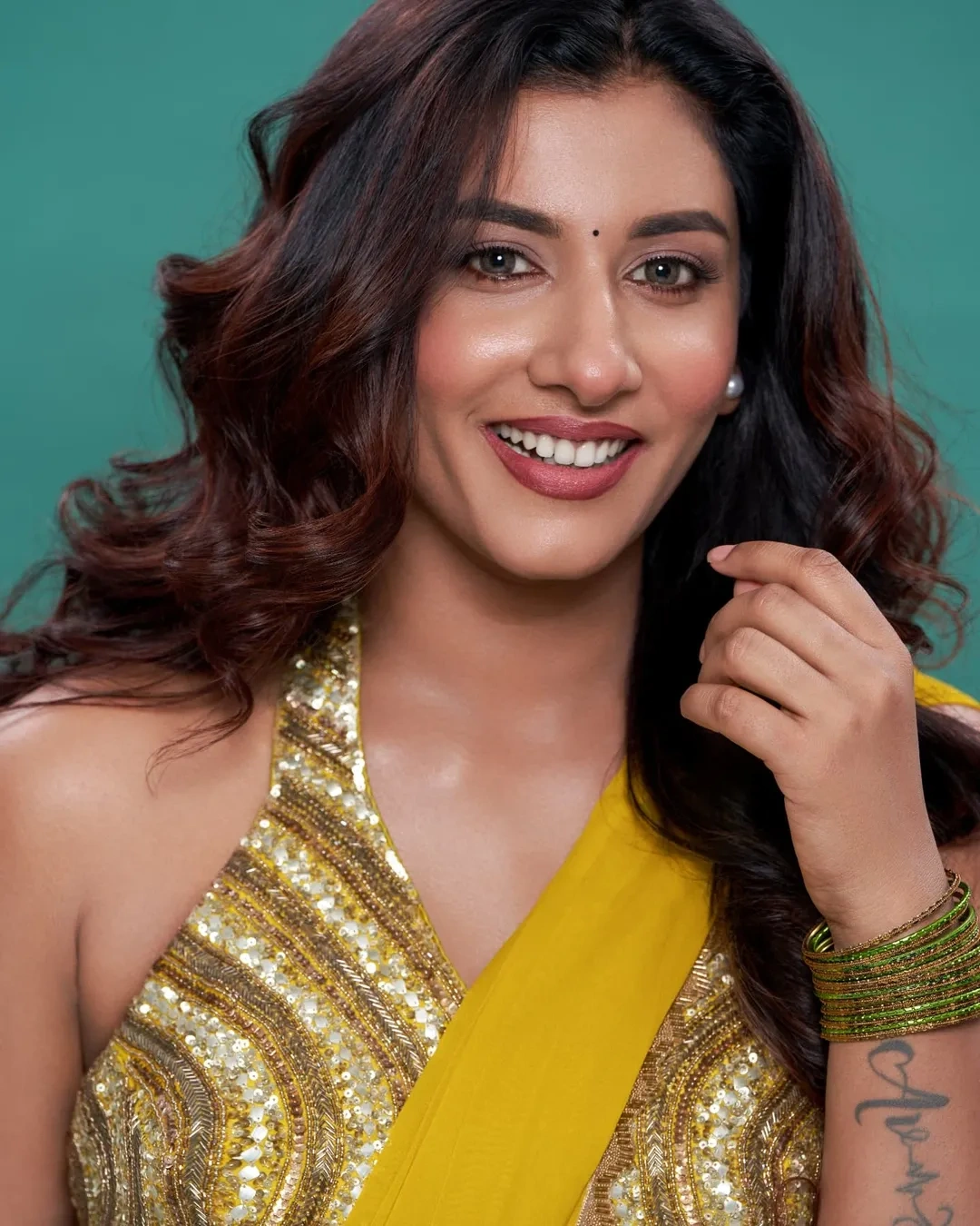 Anchor Vishnupriya Bhimeneni Shines in Yellow Saree