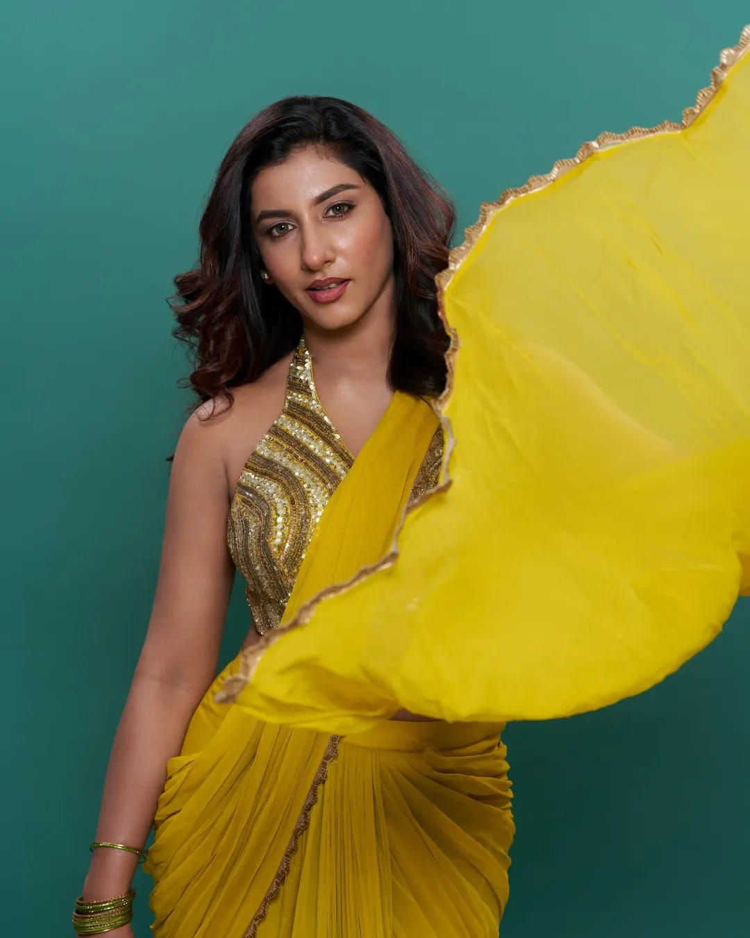 Anchor Vishnupriya Bhimeneni Shines in Yellow Saree