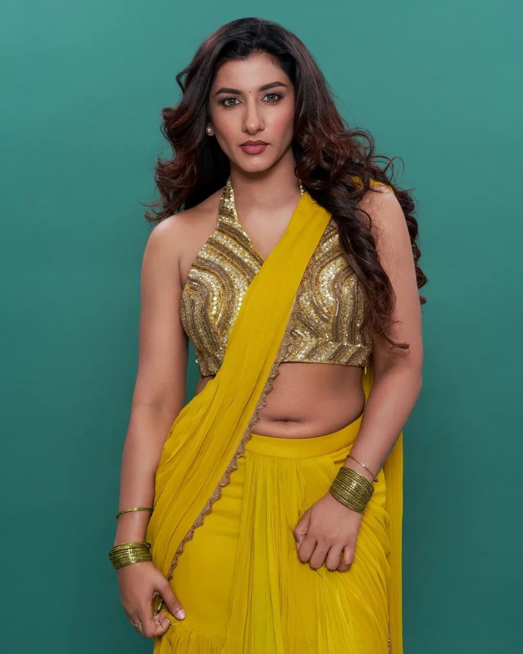 Anchor Vishnupriya Bhimeneni Shines in Yellow Saree