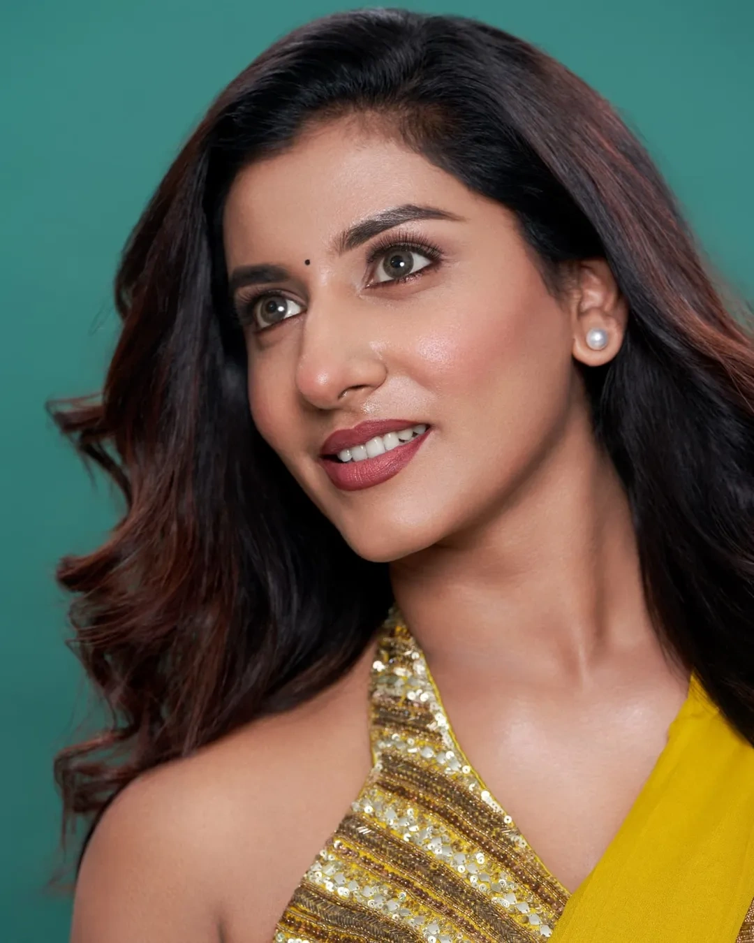 Anchor Vishnupriya Bhimeneni Shines in Yellow Saree