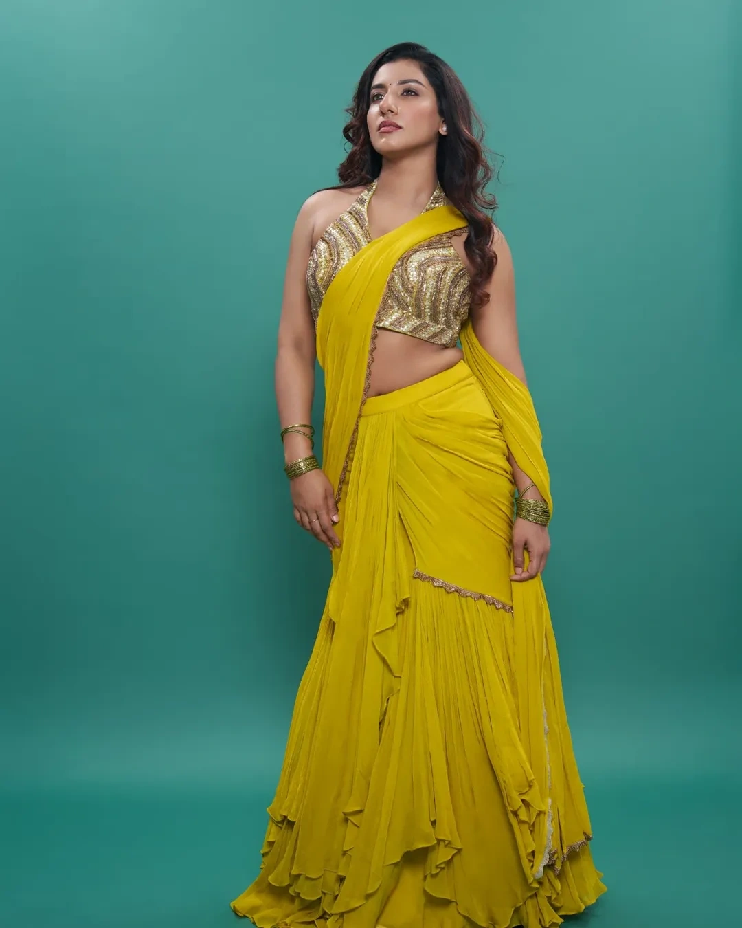 Anchor Vishnupriya Bhimeneni Shines in Yellow Saree