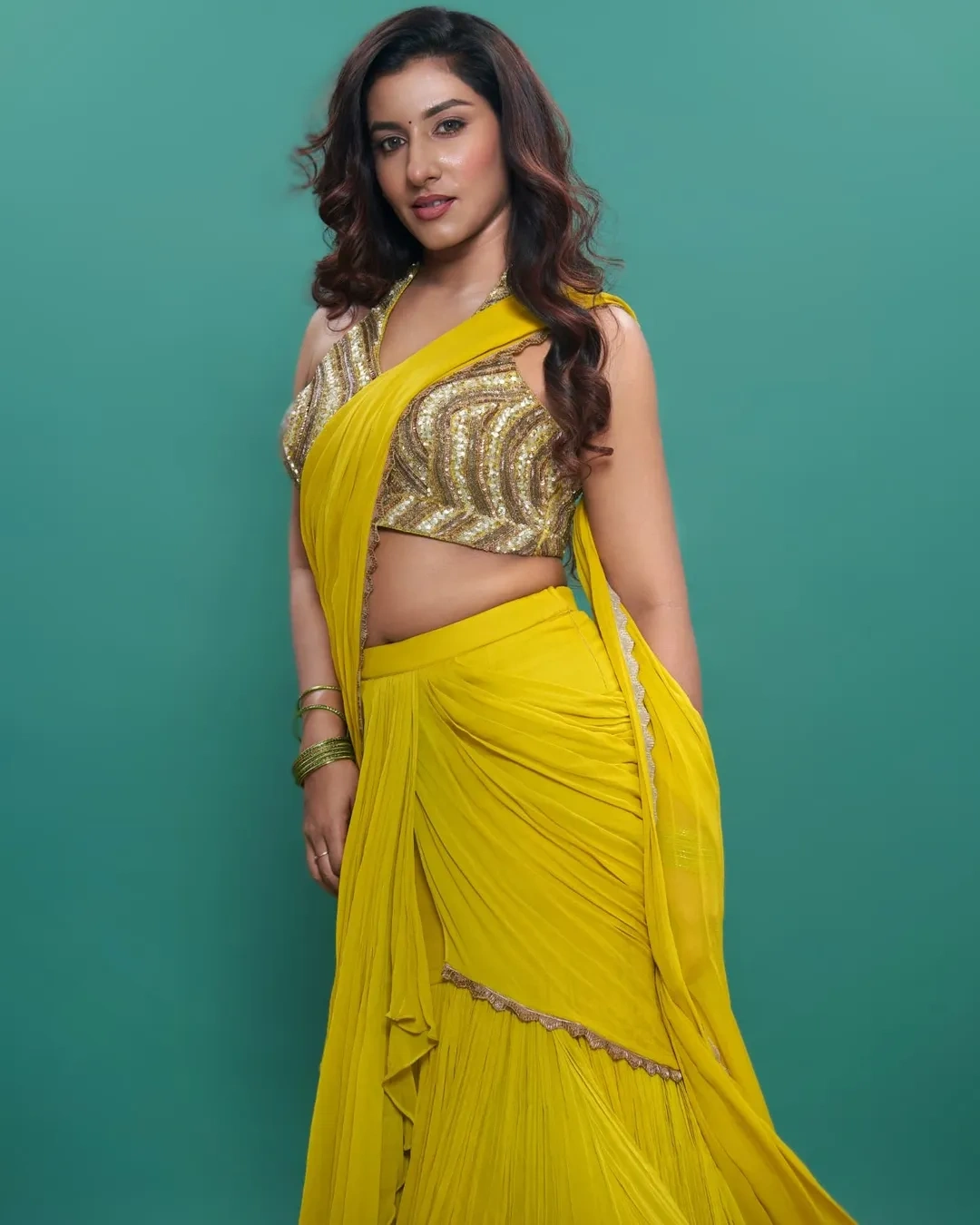 Anchor Vishnupriya Bhimeneni Shines in Yellow Saree