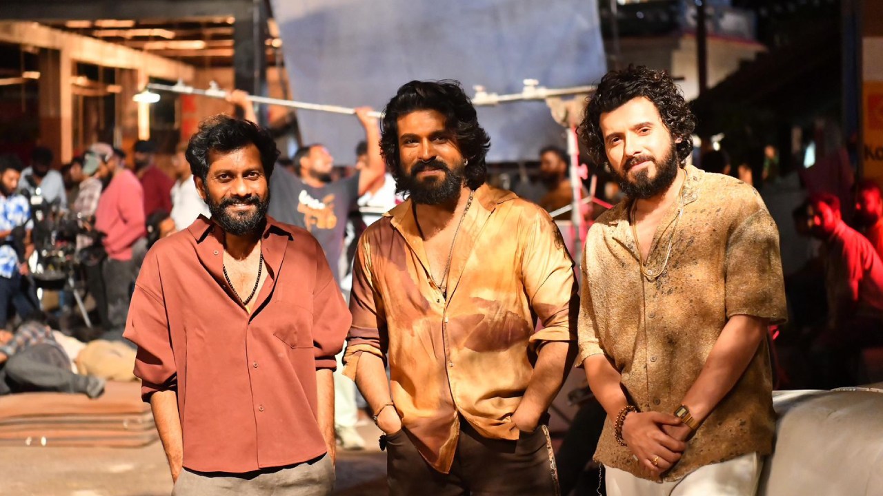 Ram Charan : ‘పెద్ది’ షూటింగ్ నుంచి ఫొటో షేర్ చేసిన చరణ్.. మీర్జాపూర్ మున్నా భాయ్ తో.. మాస్ లుక్ లో చరణ్ ఏమున్నాడ్రా బాబు.. Ram Charan : ‘పెద్ది’ షూటింగ్ నుంచి ఫొటో షేర్ చేసిన చరణ్.. మీర్జాపూర్ మున్నా భాయ్ తో.. మాస్ లుక్ లో చరణ్ ఏమున్నాడ్రా బాబు..