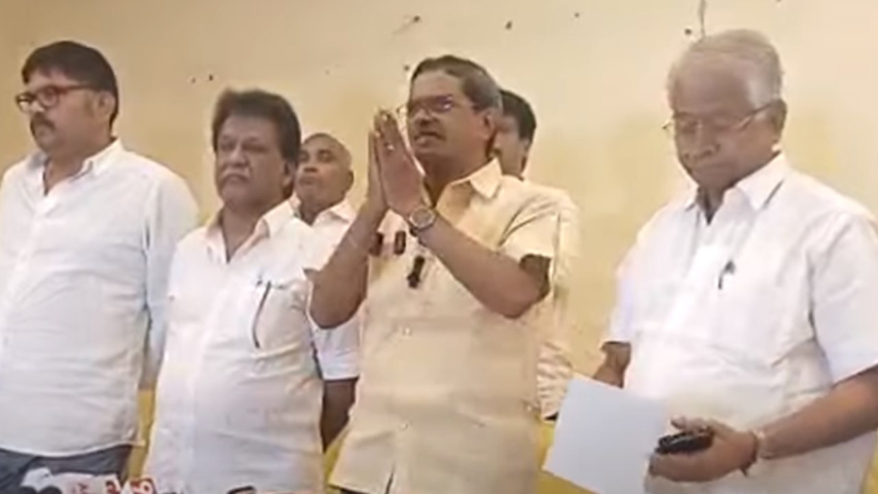 Movie Theaters Issue : హీరోలు అందరూ ఆ పని చేసి మమ్మల్ని బతికించండి.. చేతులెత్తి దండం పెడుతున్నాం.. ఈస్ట్ గోదావరి ఎగ్జిబిటర్లు.. Movie Theaters Issue : హీరోలు అందరూ ఆ పని చేసి మమ్మల్ని బతికించండి.. చేతులెత్తి దండం పెడుతున్నాం.. ఈస్ట్ గోదావరి ఎగ్జిబిటర్లు..