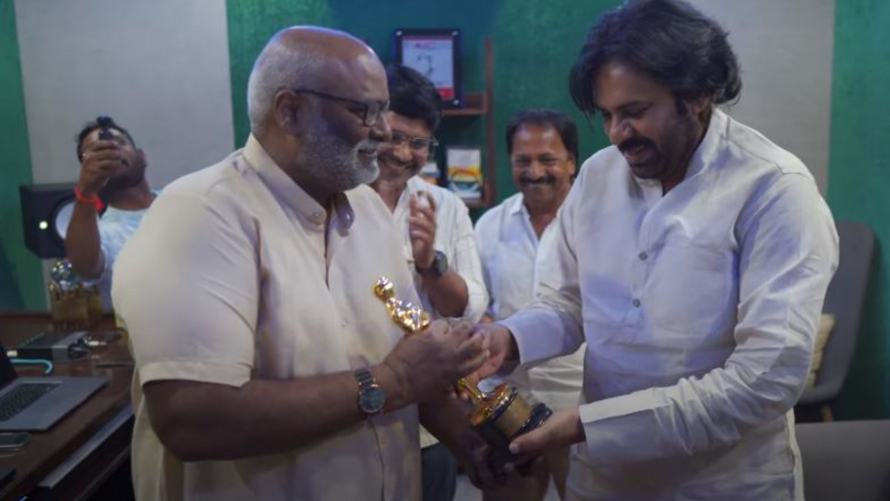 Pawan Kalyan : అడిగి మరీ ‘ఆస్కార్ అవార్డు’ చూసిన పవన్ కళ్యాణ్.. కీరవాణికి పవన్ అంటే ఎంత అభిమానమో.. పవన్ సరదాగా ఉన్న ఈ వీడియో చూశారా? Pawan Kalyan : అడిగి మరీ ‘ఆస్కార్ అవార్డు’ చూసిన పవన్ కళ్యాణ్.. కీరవాణికి పవన్ అంటే ఎంత అభిమానమో.. పవన్ సరదాగా ఉన్న ఈ వీడియో చూశారా?