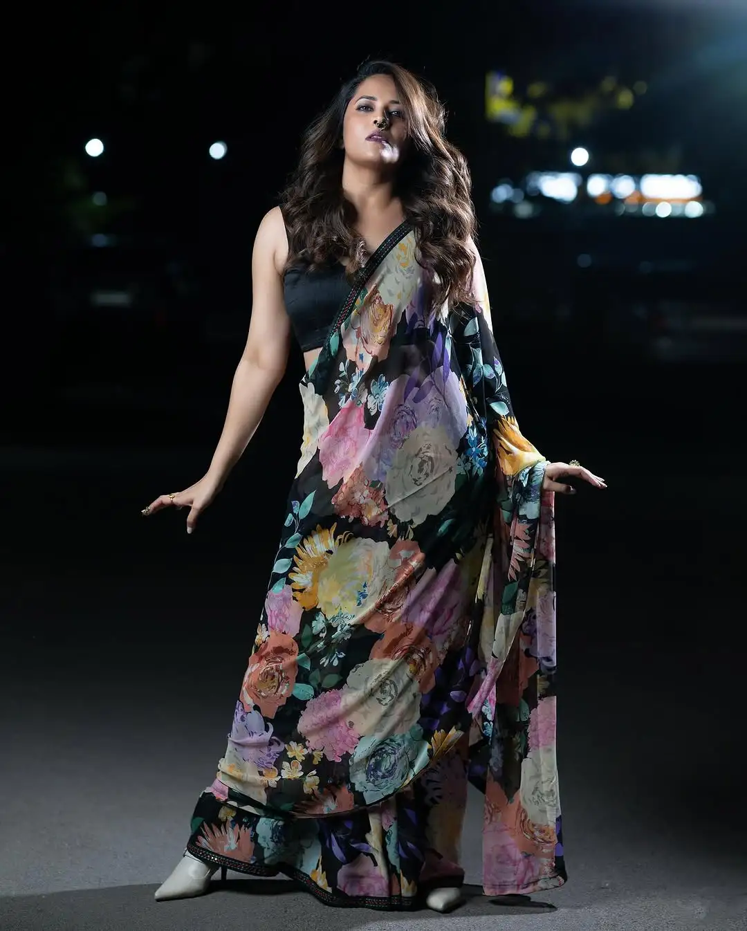 Anasuya Bharadwaj mesmerizes fans with her ethnic saree charm