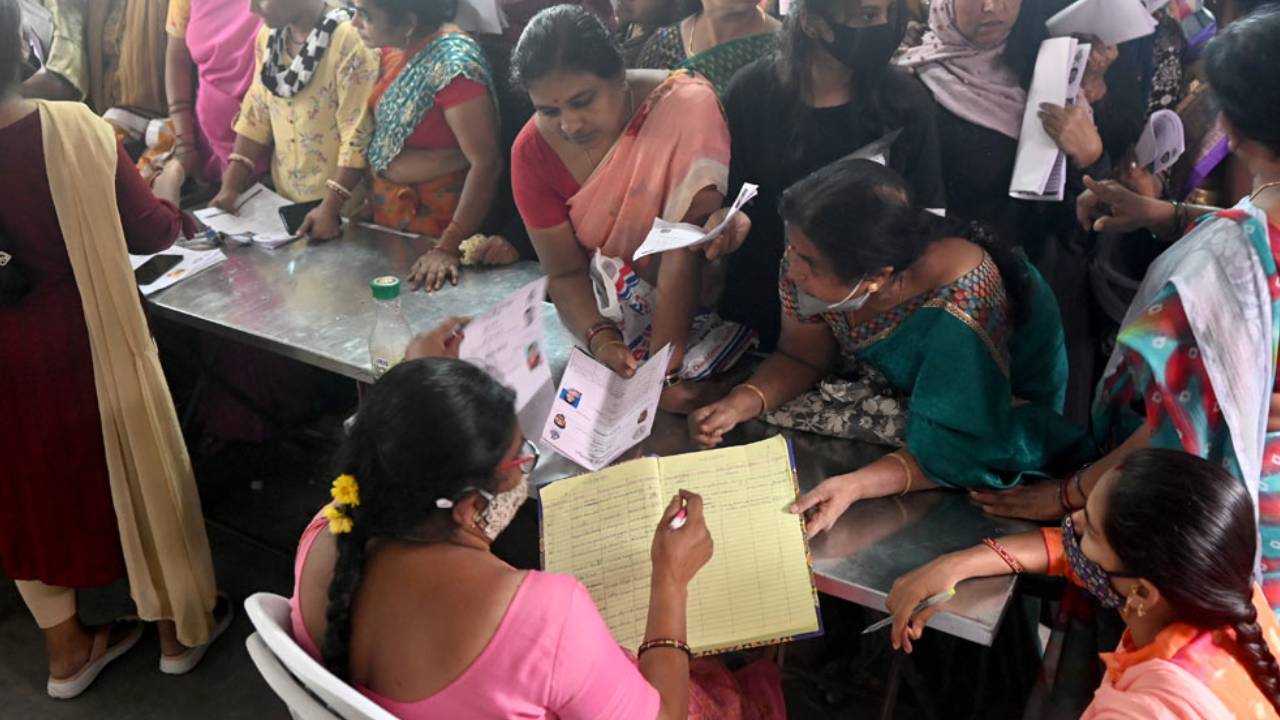 హైదరాబాద్లో రేషన్ కార్డు దరఖాస్తుదారులకు గుడ్న్యూస్.. వారికికూడా కార్డులు వచ్చేస్తున్నాయ్.. పంపిణీ ఎప్పుడంటే..? హైదరాబాద్లో రేషన్ కార్డు దరఖాస్తుదారులకు గుడ్న్యూస్.. వారికికూడా కార్డులు వచ్చేస్తున్నాయ్.. పంపిణీ ఎప్పుడంటే..?