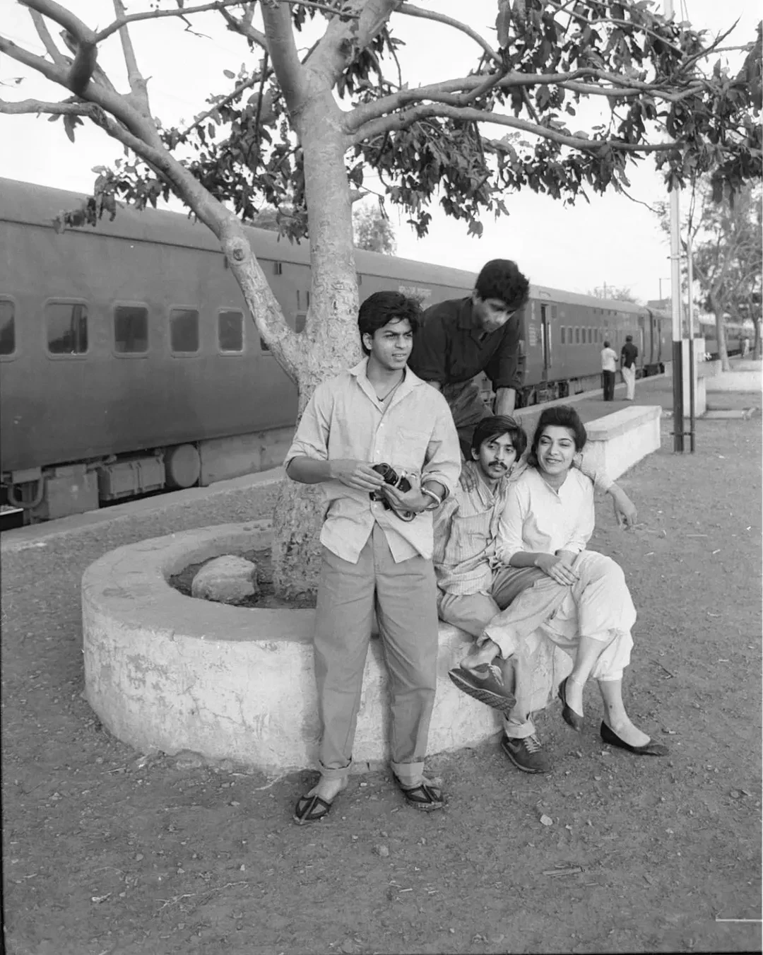 shah Rukh Khan Friend Shares 35 Years Old Photos