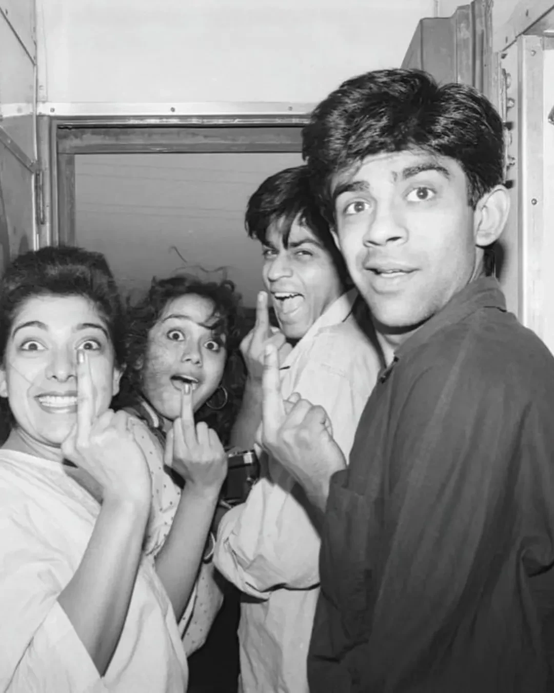 shah Rukh Khan Friend Shares 35 Years Old Photos