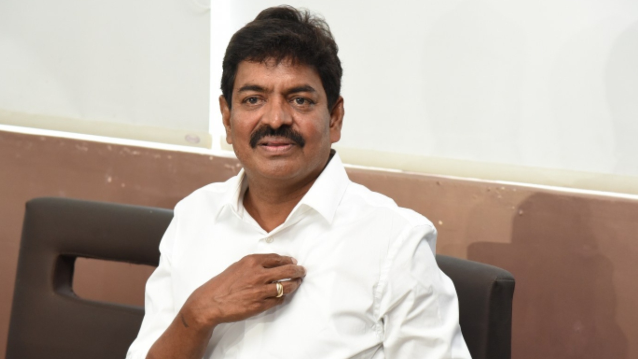 Sivaji Raja : అందుకోసం నక్సలైట్ అవుదామనుకున్నాడట.. లైసెన్స్ గన్ కూడా మెయింటైన్ చేస్తున్న శివాజీరాజా.. Sivaji Raja : అందుకోసం నక్సలైట్ అవుదామనుకున్నాడట.. లైసెన్స్ గన్ కూడా మెయింటైన్ చేస్తున్న శివాజీరాజా..