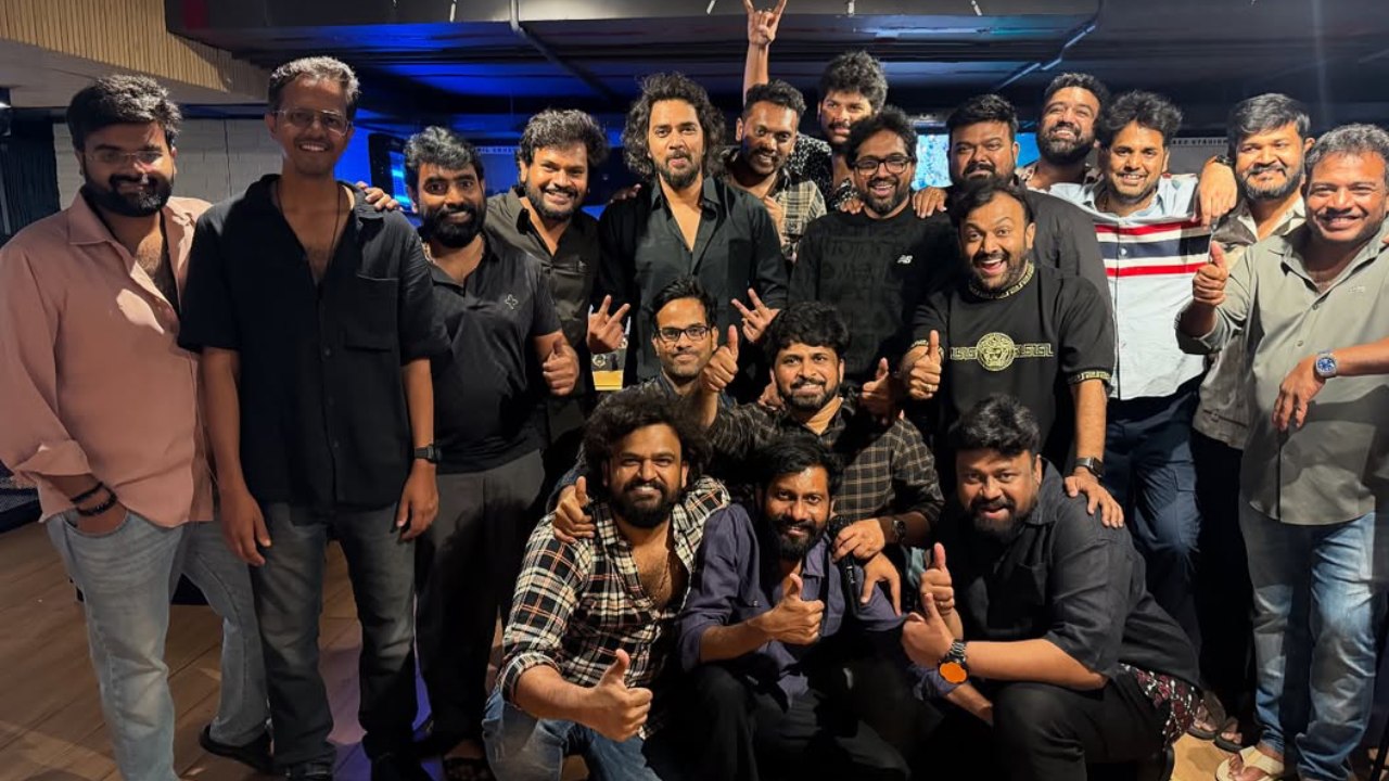 Tollywood Young Directors : యువ డైరెక్టర్స్ అంతా ఒకే ఫ్రేమ్ లో.. టాలీవుడ్ భవిష్యత్తు వీళ్లదే.. ఫొటో వైరల్.. Tollywood Young Directors : యువ డైరెక్టర్స్ అంతా ఒకే ఫ్రేమ్ లో.. టాలీవుడ్ భవిష్యత్తు వీళ్లదే.. ఫొటో వైరల్..