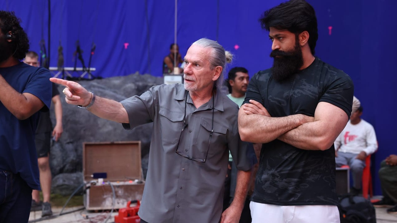 Yash : రామాయణం మొదలుపెట్టిన యశ్.. షూటింగ్ సెట్ నుంచి ఫొటోలు రిలీజ్.. హాలీవుడ్ స్టంట్ డైరెక్టర్ తో.. Yash : రామాయణం మొదలుపెట్టిన యశ్.. షూటింగ్ సెట్ నుంచి ఫొటోలు రిలీజ్.. హాలీవుడ్ స్టంట్ డైరెక్టర్ తో..