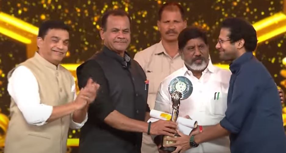 బెస్ట్ స్క్రీన్ ప్లేకు గద్దర్ అవార్డు అందుకున్న డైరెక్టర్ వెంకీ అట్లూరి..