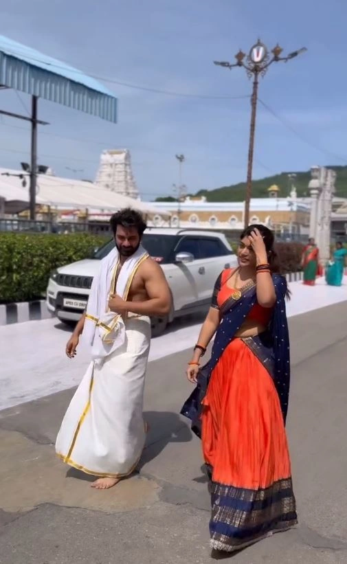 Akhil Sarthak Rithu Chowdary Visits Tirumala