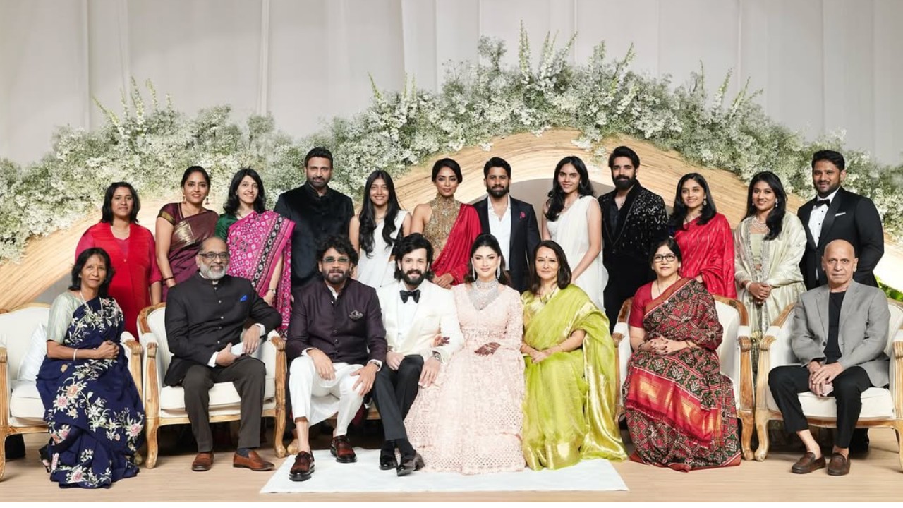 Akkineni Family : అఖిల్ రిసెప్షన్.. ‘అక్కినేని ఫ్యామిలీ’ ఫుల్ ఫోటో వైరల్.. ఫొటోలో ఎవరెవరు ఉన్నారంటే.. Akkineni Family : అఖిల్ రిసెప్షన్.. ‘అక్కినేని ఫ్యామిలీ’ ఫుల్ ఫోటో వైరల్.. ఫొటోలో ఎవరెవరు ఉన్నారంటే..