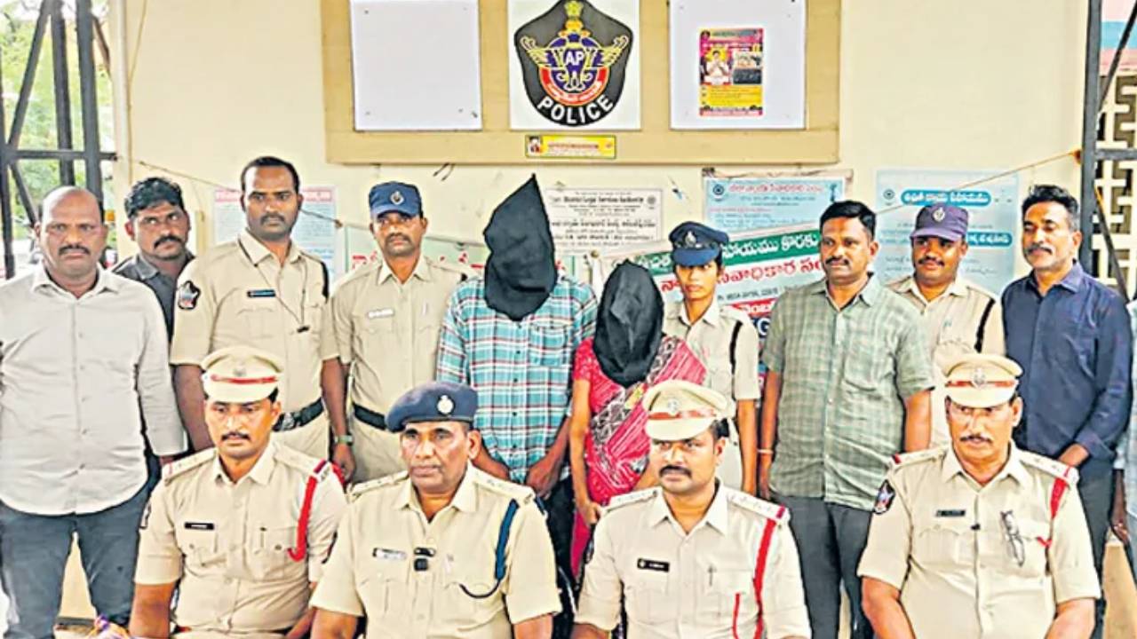ఏపీలో దారుణం.. ప్రియుడితో భర్తను హత్యచేయించిన భార్య.. పోలీసులకు ఎలా దొరికిపోయారంటే..! ఏపీలో దారుణం.. ప్రియుడితో భర్తను హత్యచేయించిన భార్య.. పోలీసులకు ఎలా దొరికిపోయారంటే..!