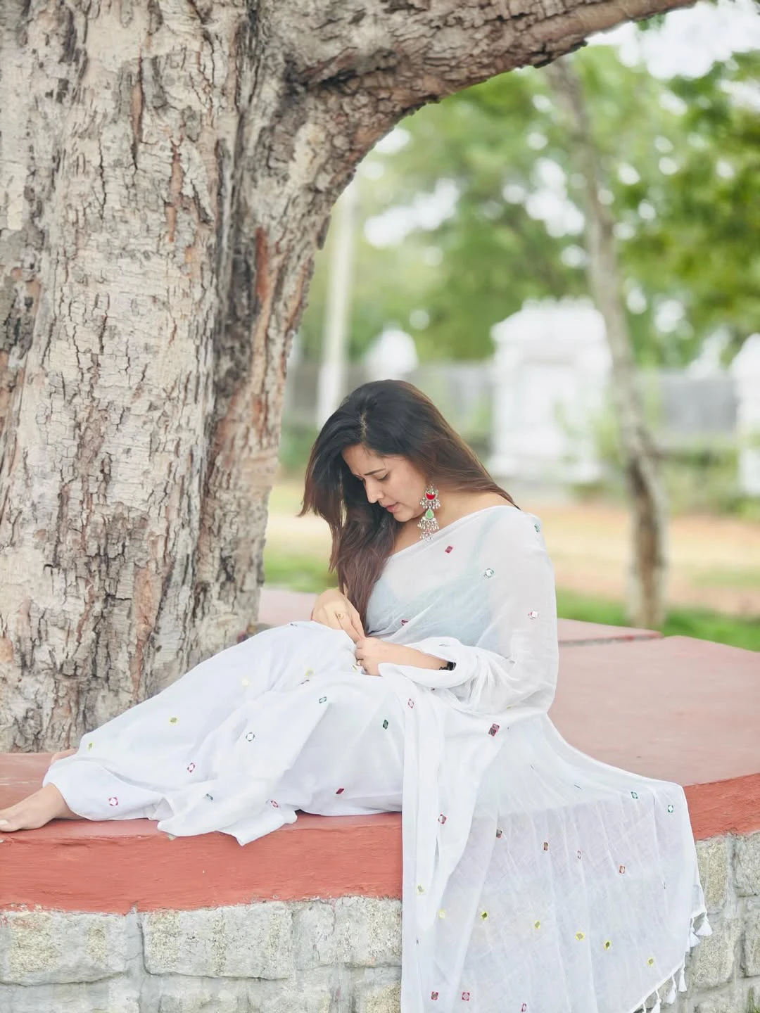 Anasuya Bharadwaj Beauty in White Saree