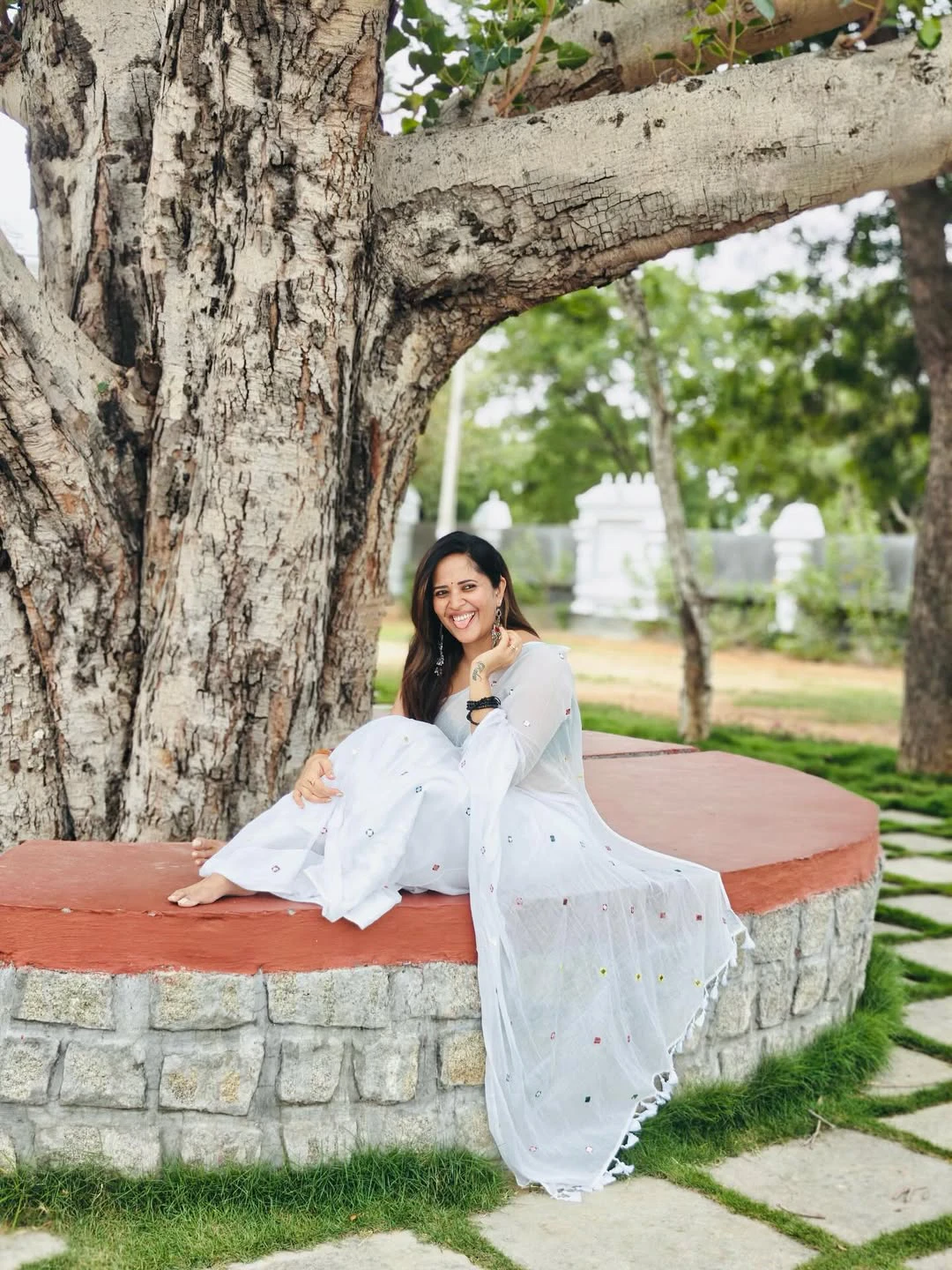 Anasuya Bharadwaj Beauty in White Saree