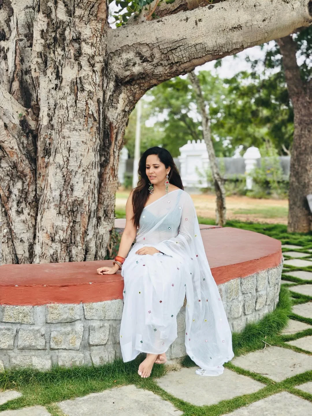 Anasuya Bharadwaj Beauty in White Saree
