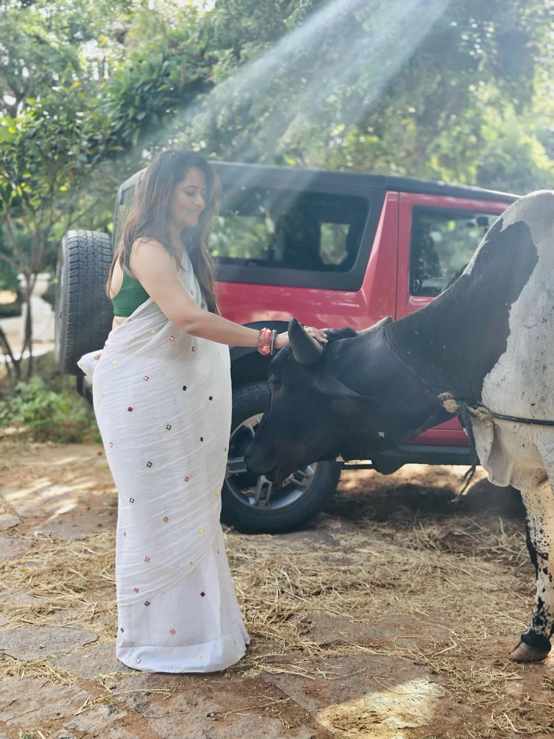 Anasuya Bharadwaj Beauty in White Saree