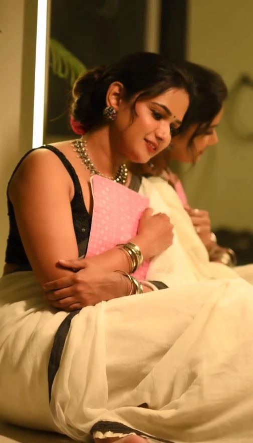 Ariyana Glory Shines in White Saree