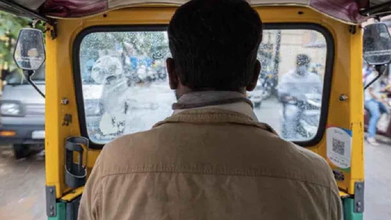 Auto Driver: ఐడియా అదుర్స్ కదూ..! పైసా పెట్టుబడి లేకుండానే నెలకు 8లక్షలు సంపాదిస్తున్న ఆటో డ్రైవర్.. ఎలానో తెలిస్తే హ్యాట్సాఫ్ చెప్పాల్సిందే.. Auto Driver: ఐడియా అదుర్స్ కదూ..! పైసా పెట్టుబడి లేకుండానే నెలకు 8లక్షలు సంపాదిస్తున్న ఆటో డ్రైవర్.. ఎలానో తెలిస్తే హ్యాట్సాఫ్ చెప్పాల్సిందే..