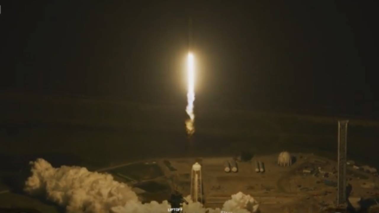 Axiom-4 Mission: శుభాంశు శుక్లా రోదసీ యాత్ర.. నింగిలోకి దూసుకెళ్లిన ఫాల్కన్ 9 రాకెట్ Axiom-4 Mission: శుభాంశు శుక్లా రోదసీ యాత్ర.. నింగిలోకి దూసుకెళ్లిన ఫాల్కన్ 9 రాకెట్