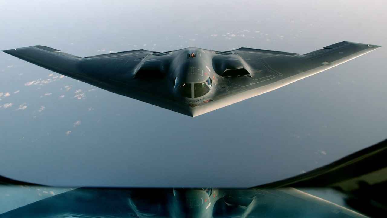 B-2 Spirit Bomber: B-2 బాంబర్.. యుద్ధ విమానమే కాదు.. అంతకుమించి.. ఎగిరే హోటల్ కూడా.. తినొచ్చు, పడుకోవచ్చు ఇంకా.. B-2 Spirit Bomber: B-2 బాంబర్.. యుద్ధ విమానమే కాదు.. అంతకుమించి.. ఎగిరే హోటల్ కూడా.. తినొచ్చు, పడుకోవచ్చు ఇంకా..