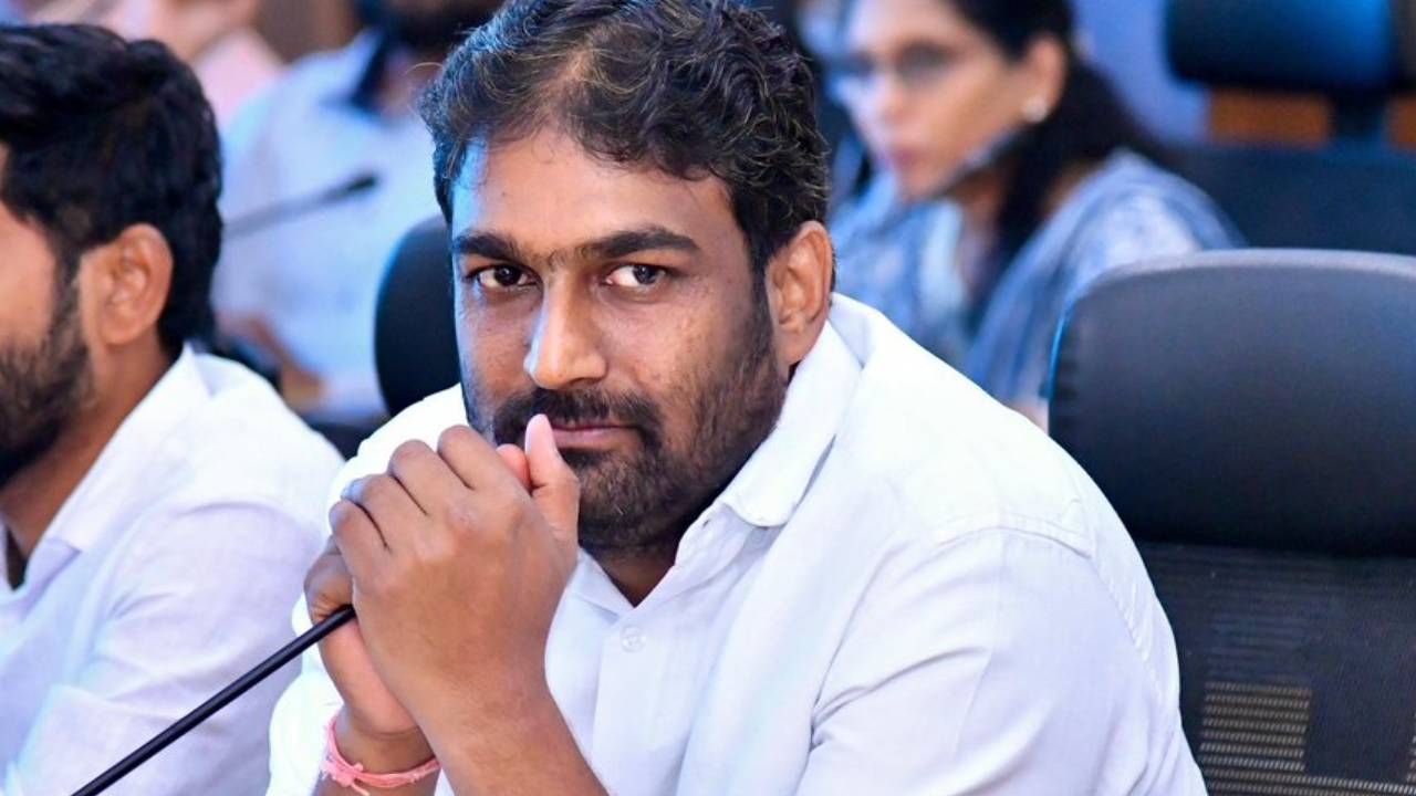 నాకు ప్రాణహాని ఉంది.. ప్రభుత్వం భద్రత కల్పించాలి.. కంటతడి పెట్టిన జీహెచ్ఎంసీ మాజీ డిప్యూటీ మేయర్ నాకు ప్రాణహాని ఉంది.. ప్రభుత్వం భద్రత కల్పించాలి.. కంటతడి పెట్టిన జీహెచ్ఎంసీ మాజీ డిప్యూటీ మేయర్