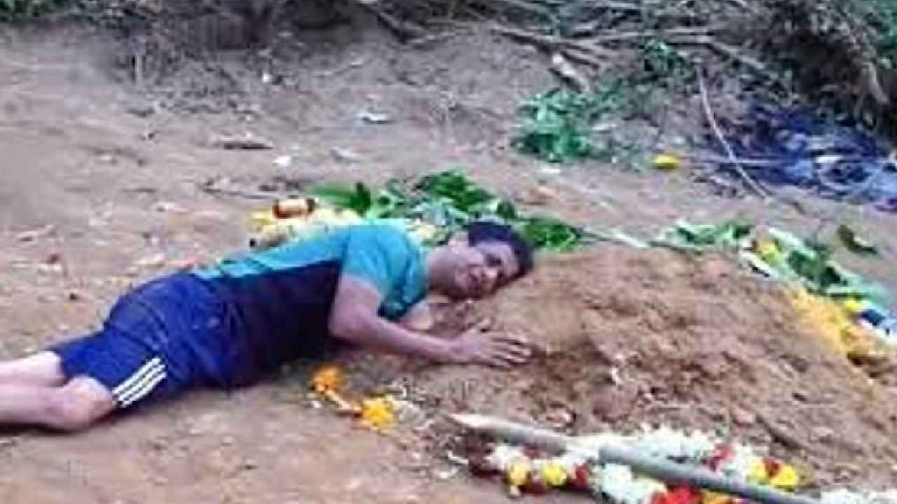 Bengaluru Stampede: నా కొడుకు ఇక్కడ నిద్రపోతున్నాడు, నేనూ ఇక్కడే.. తొక్కిసలాటలో చనిపోయిన కొడుకు సమాధిపై పడుకుని బోరున విలపించిన తండ్రి.. Bengaluru Stampede: నా కొడుకు ఇక్కడ నిద్రపోతున్నాడు, నేనూ ఇక్కడే.. తొక్కిసలాటలో చనిపోయిన కొడుకు సమాధిపై పడుకుని బోరున విలపించిన తండ్రి..