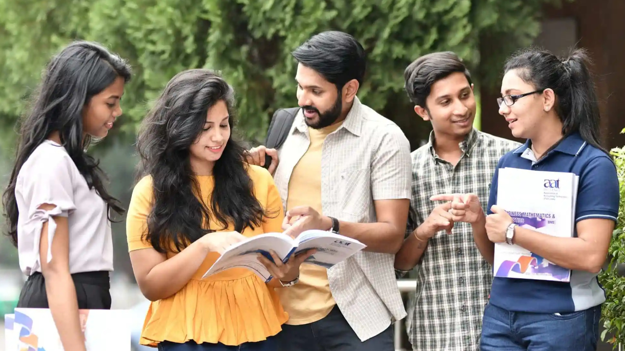 ఇంటర్ అయిపోయిందా.. బీటెక్, మెడిసిన్ మాత్రమే కాదు.. ఈ చదువులు చదివితే లక్షల్లో జీతాలు.. ఇంటర్ అయిపోయిందా.. బీటెక్, మెడిసిన్ మాత్రమే కాదు.. ఈ చదువులు చదివితే లక్షల్లో జీతాలు..