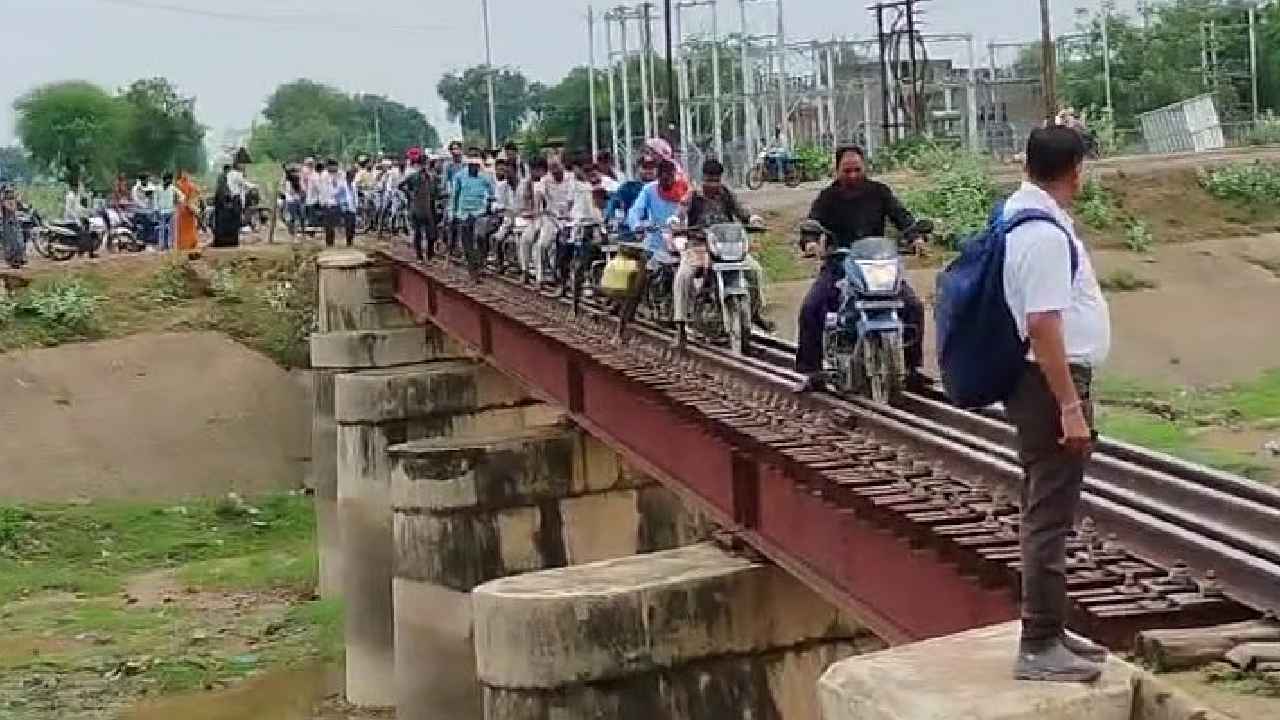Bike Ride On Railway Track: ప్రాణాలను పణంగా పెట్టి.. రైల్వే ట్రాక్ పై బైక్స్ పోనిస్తున్న జనం.. వీడియో వైరల్.. కారణం ఏంటంటే.. Bike Ride On Railway Track: ప్రాణాలను పణంగా పెట్టి.. రైల్వే ట్రాక్ పై బైక్స్ పోనిస్తున్న జనం.. వీడియో వైరల్.. కారణం ఏంటంటే..