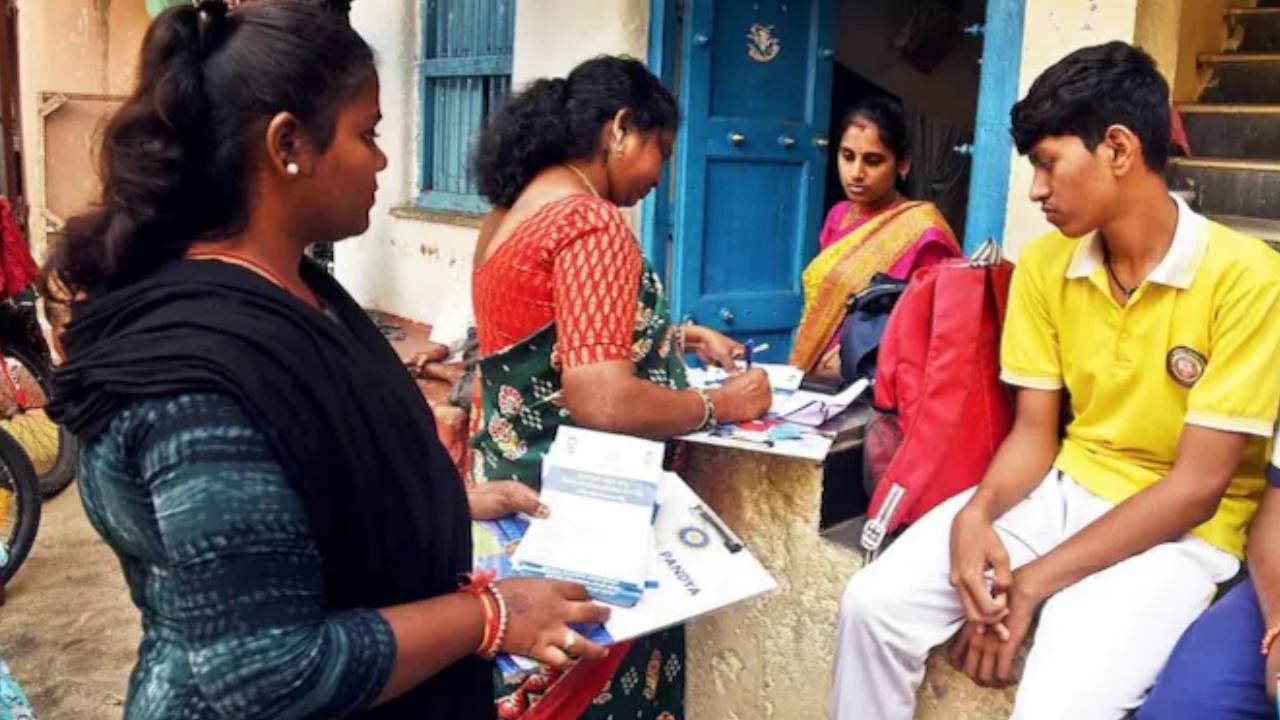 Census: జనగణనకు గెజిట్ నోటిఫికేషన్ విడుదల చేసిన కేంద్ర హోంశాఖ.. రెండు దశల్లో నిర్వహణ Census: జనగణనకు గెజిట్ నోటిఫికేషన్ విడుదల చేసిన కేంద్ర హోంశాఖ.. రెండు దశల్లో నిర్వహణ
