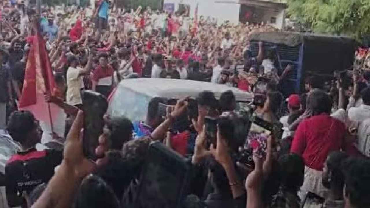 Chinnaswamy Stadium Stampede: చిన్నస్వామి స్టేడియం దగ్గర తొక్కిసలాట.. భారీగా పెరిగిన మరణాల సంఖ్య Chinnaswamy Stadium Stampede: చిన్నస్వామి స్టేడియం దగ్గర తొక్కిసలాట.. భారీగా పెరిగిన మరణాల సంఖ్య