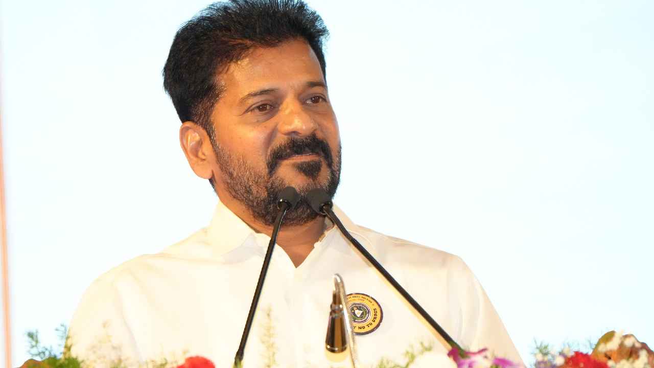 Cm Revanth Reddy: ఢిల్లీ, చెన్నైలా హైదరాబాద్ కాకుండా చర్యలు, న్యూయార్క్తో పోటీ పడేలా కృషి- సీఎం రేవంత్ రెడ్డి Cm Revanth Reddy: ఢిల్లీ, చెన్నైలా హైదరాబాద్ కాకుండా చర్యలు, న్యూయార్క్తో పోటీ పడేలా కృషి- సీఎం రేవంత్ రెడ్డి