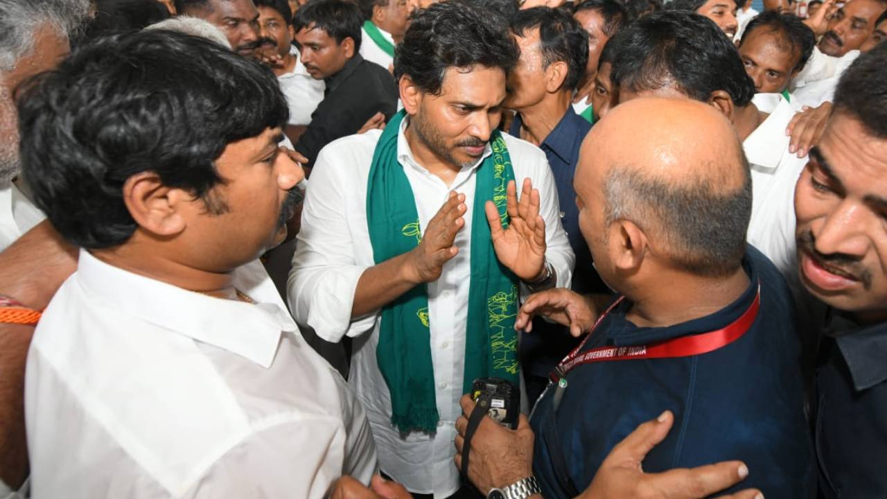 దర్శి ఎమ్మెల్యే బూచెపల్లి శివప్రసాద్ రెడ్డికి పోలీసులు నోటీసులు.. ఎందుకంటే..? దర్శి ఎమ్మెల్యే బూచెపల్లి శివప్రసాద్ రెడ్డికి పోలీసులు నోటీసులు.. ఎందుకంటే..?