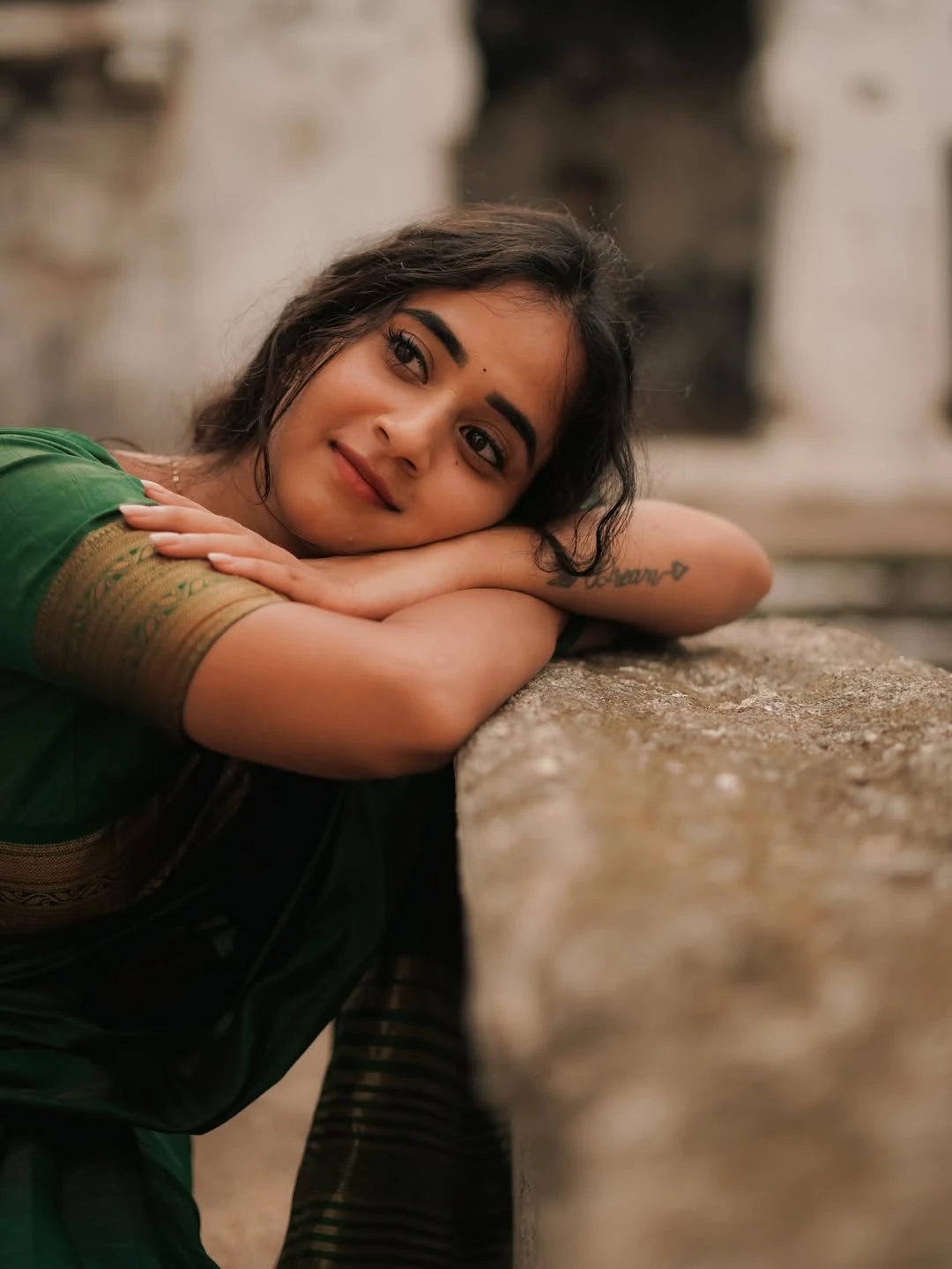 Deepthi Sunaina Cute Photos in Saree