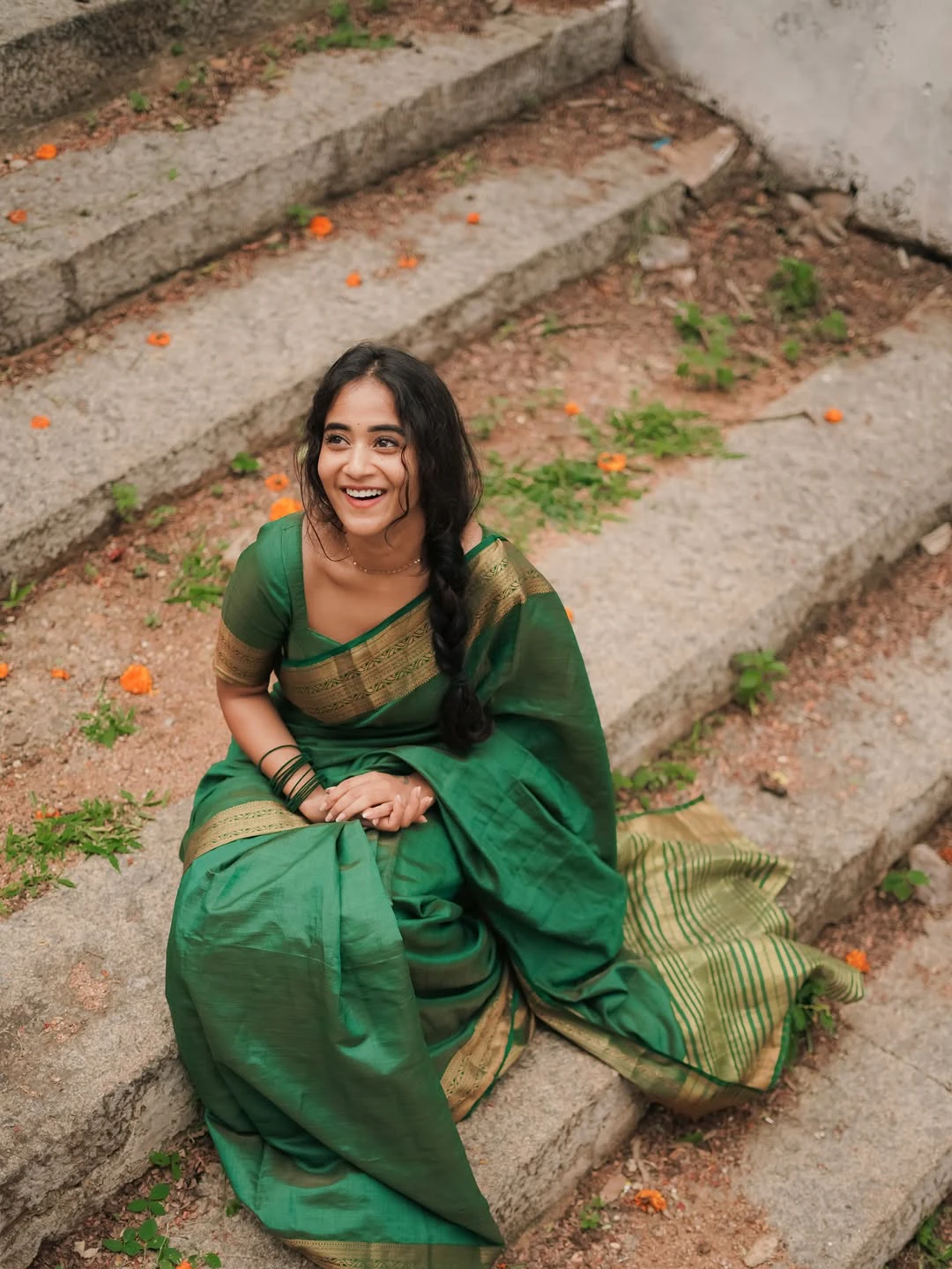 Deepthi Sunaina Cute Photos in Saree