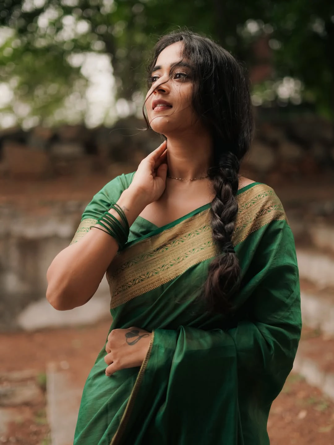 Deepthi Sunaina Cute Photos in Saree
