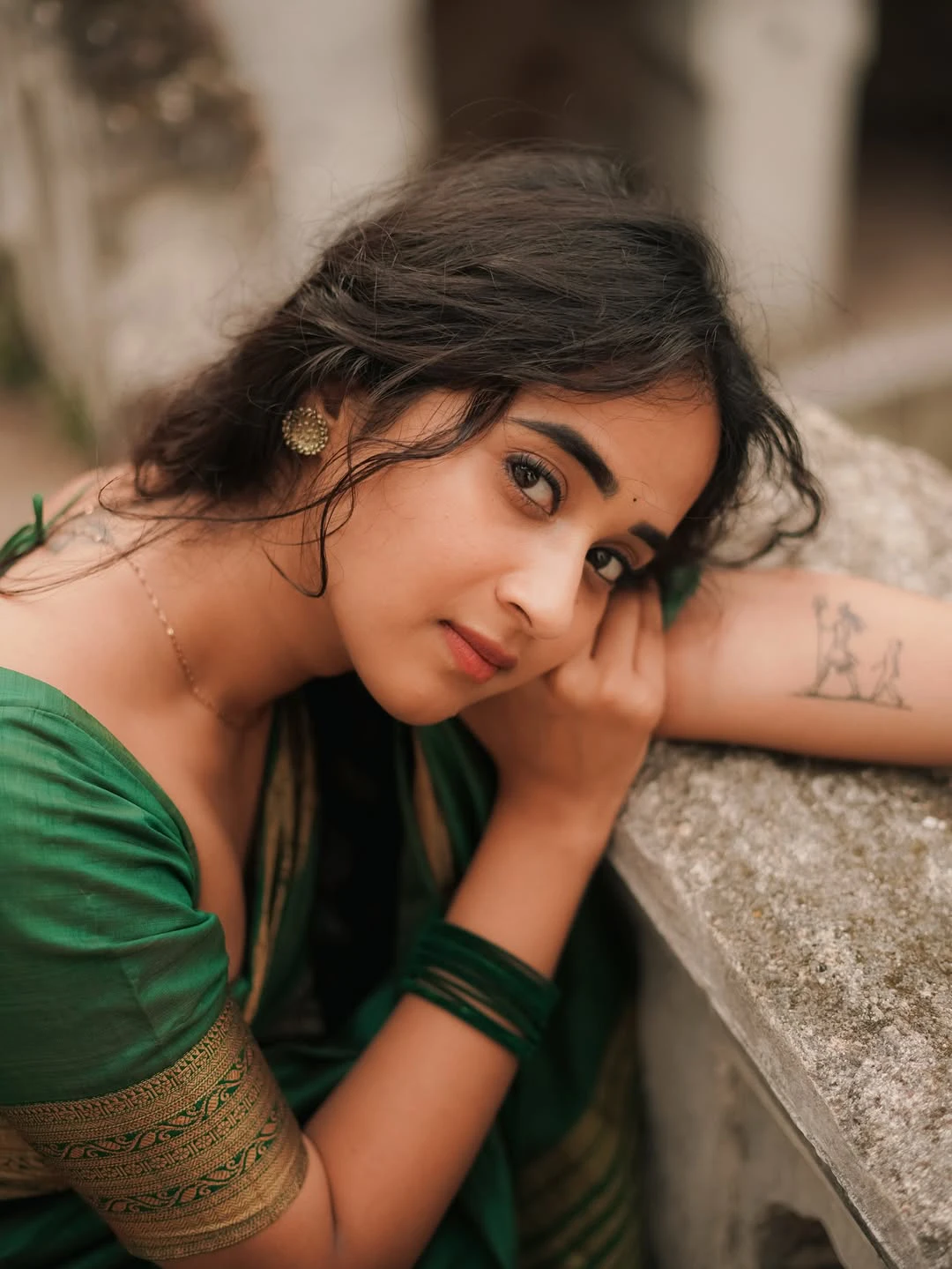 Deepthi Sunaina Cute Photos in Saree