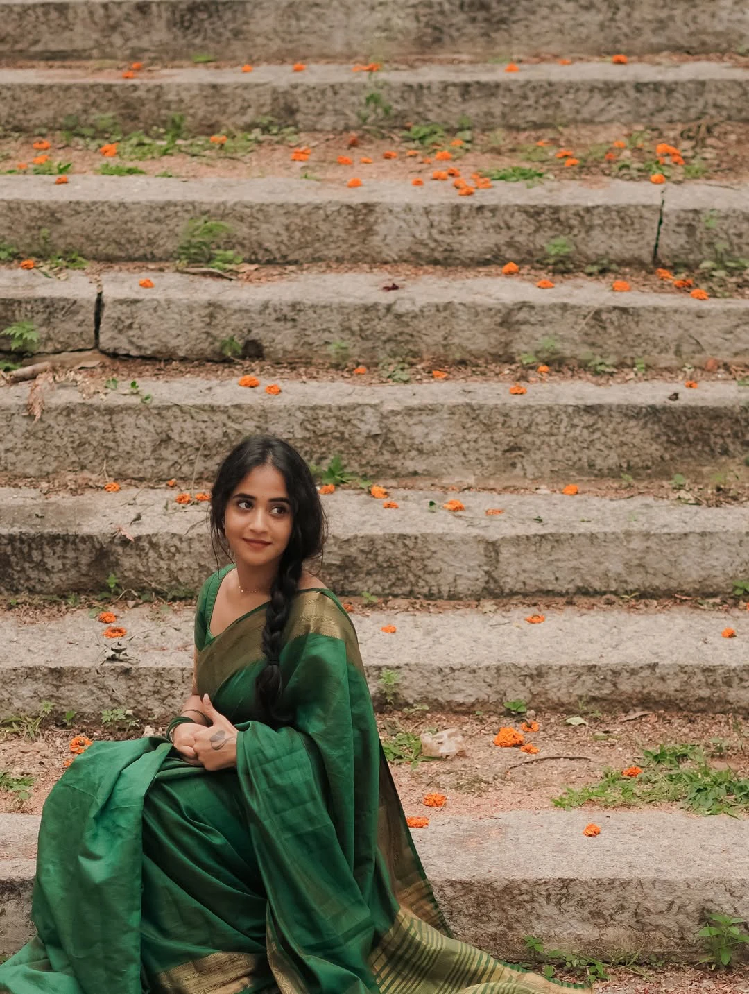 Deepthi Sunaina Cute Photos in Saree
