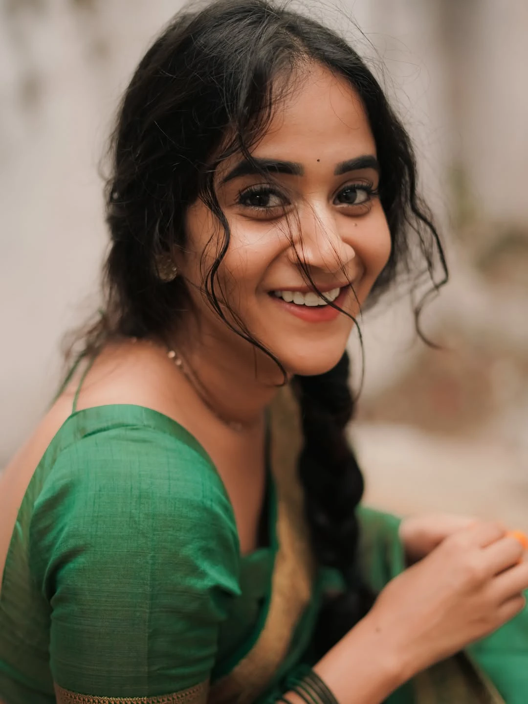 Deepthi Sunaina Cute Photos in Saree